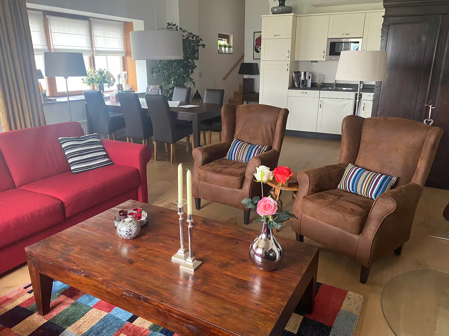 Wohnzimmer mit Blick zur offenen Küche